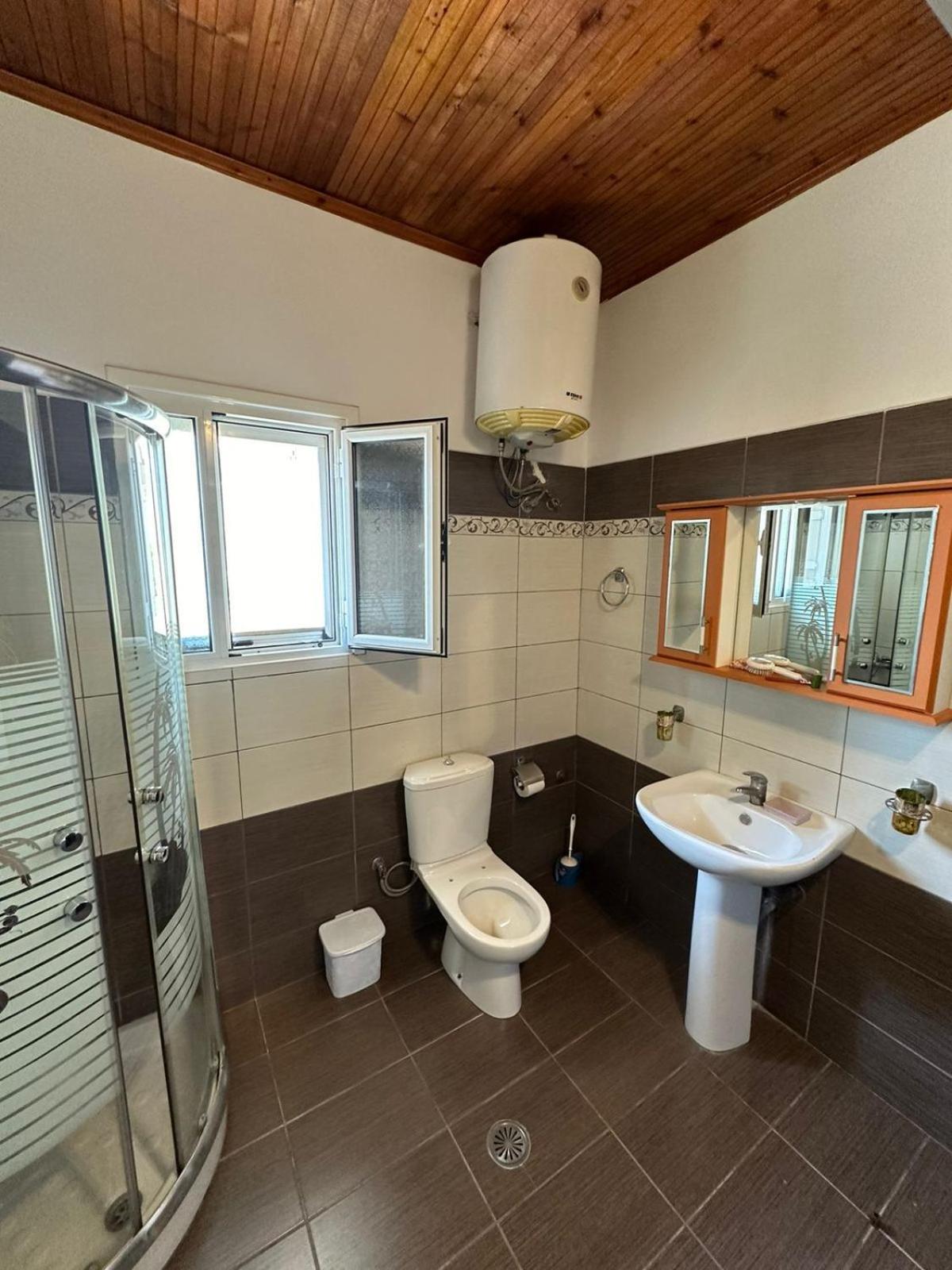 Apartments Berti Sarandë Esterno foto